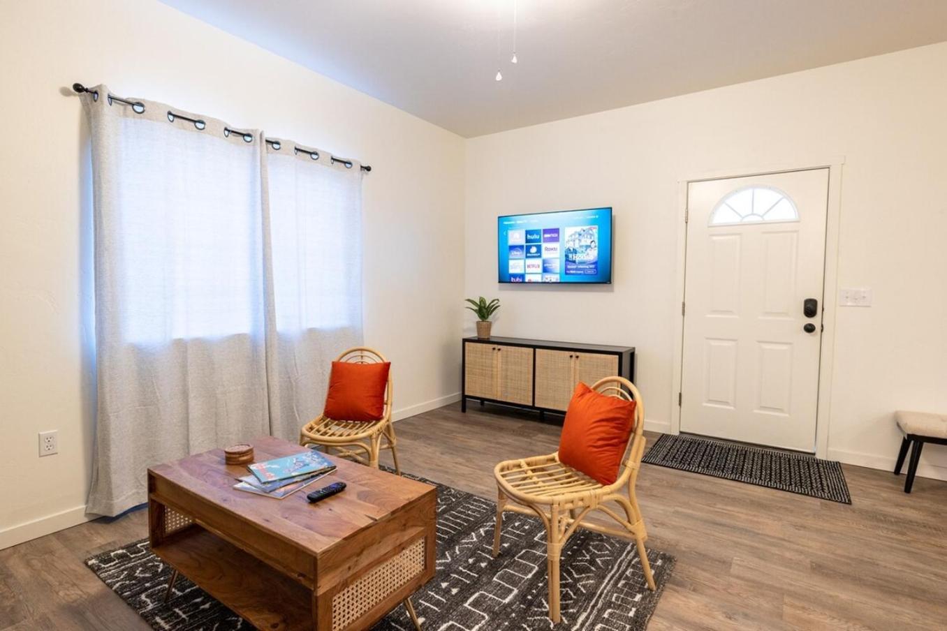 Contemporary Townhome Enclosed Garage Wd Holiday home
