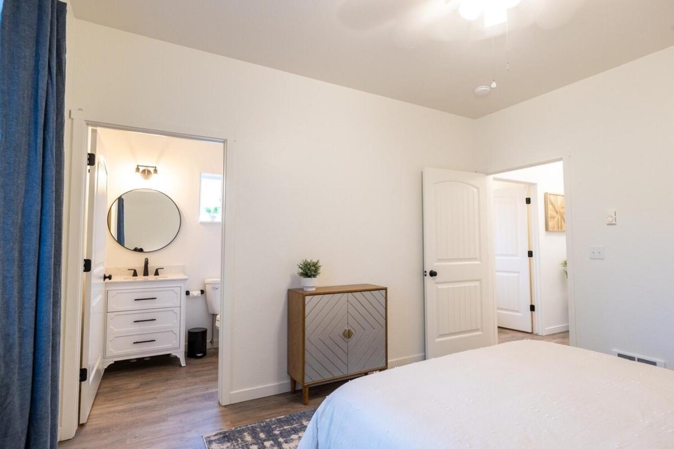 Contemporary Townhome Enclosed Garage Wd Holiday home